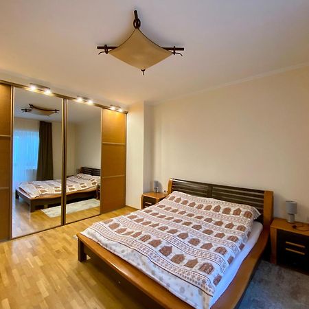 Family Apartment Near The University 切尔诺夫策 外观 照片