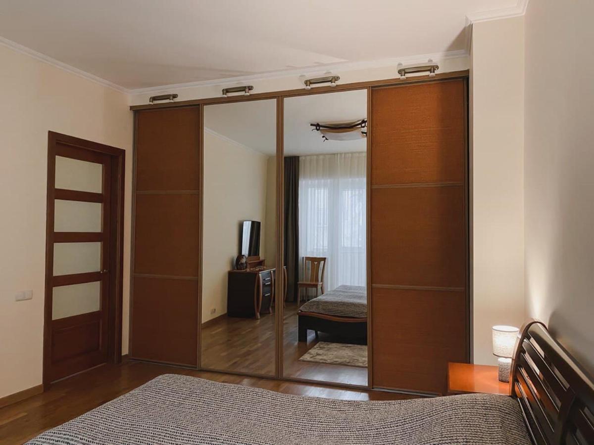 Family Apartment Near The University 切尔诺夫策 外观 照片