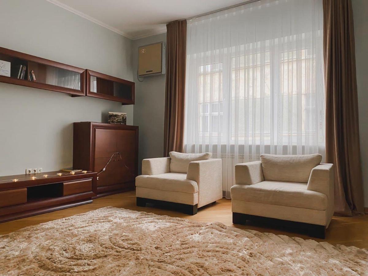 Family Apartment Near The University 切尔诺夫策 外观 照片
