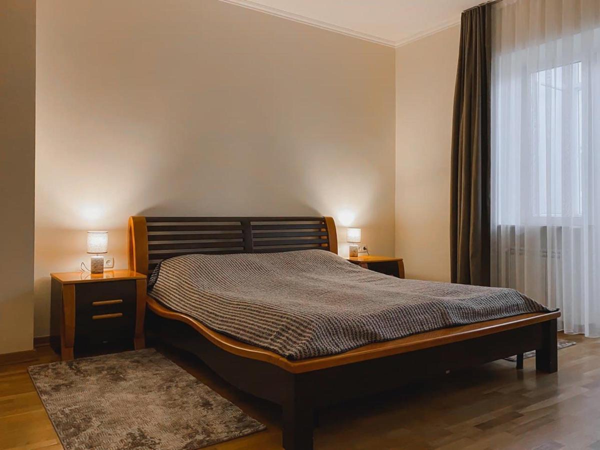 Family Apartment Near The University 切尔诺夫策 外观 照片