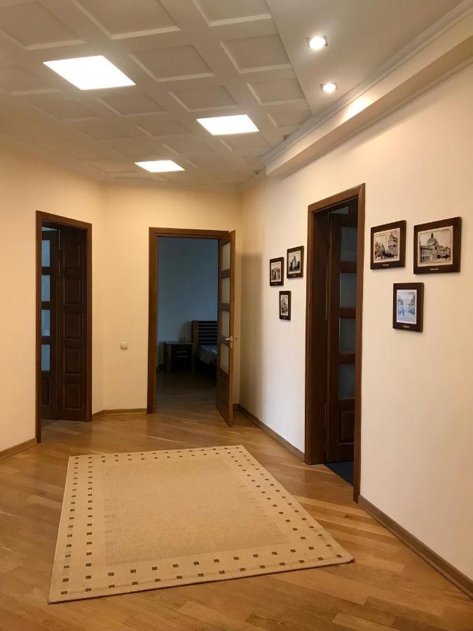 Family Apartment Near The University 切尔诺夫策 外观 照片