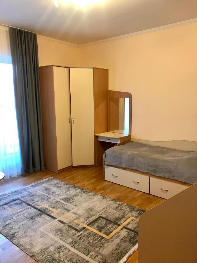 Family Apartment Near The University 切尔诺夫策 外观 照片