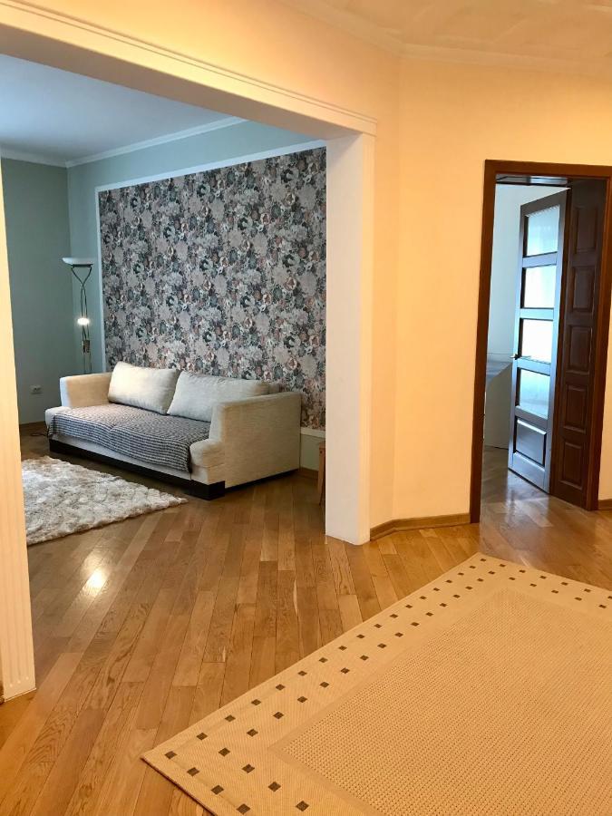 Family Apartment Near The University 切尔诺夫策 外观 照片