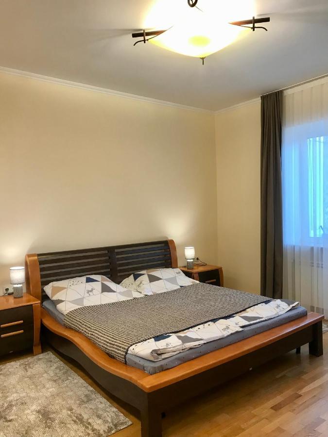 Family Apartment Near The University 切尔诺夫策 外观 照片
