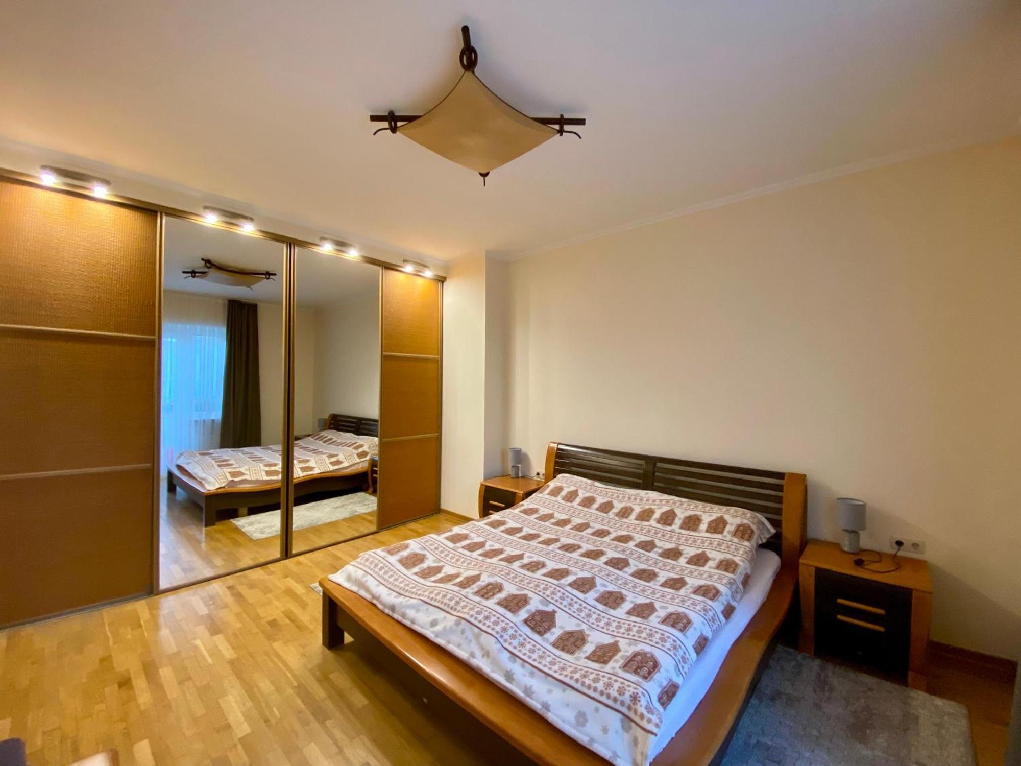 Family Apartment Near The University 切尔诺夫策 外观 照片